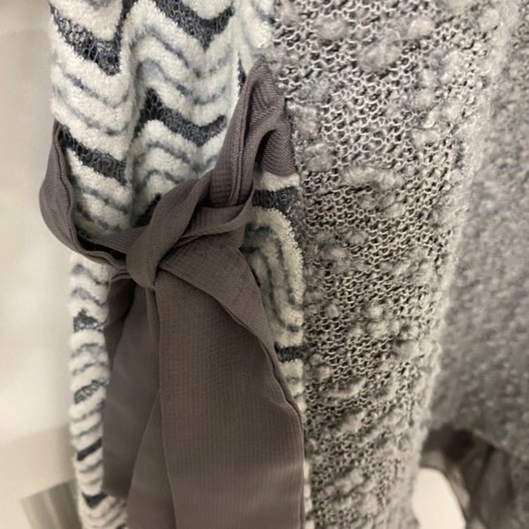 Altard State Textured Gray Ruffle Hem Tunic Top. Medium. - Picture 9 of 16